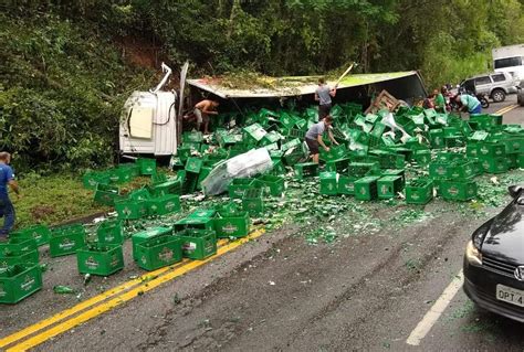 Caminhão carregado de cerveja tomba e é saqueado por moradores em