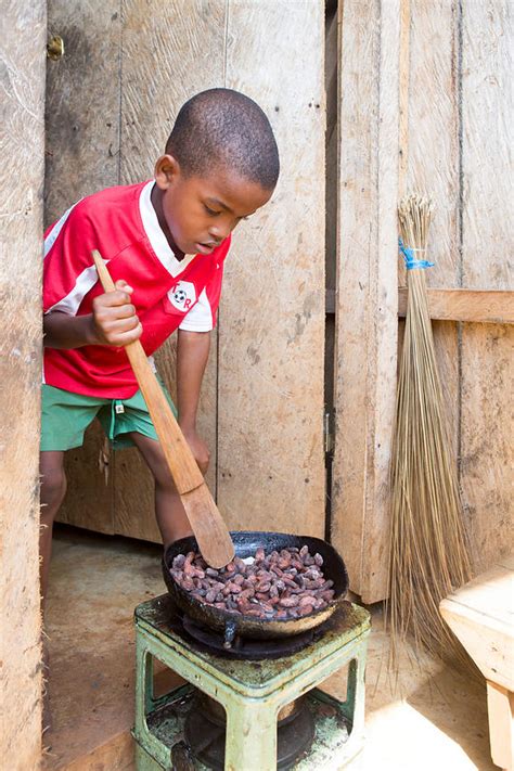 Antoine Boureau Enfant Pose Avec Un Plat Rempli De F Ves De Cacao