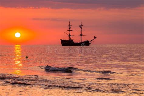 Boot Auf Dem Meer Bei Sonnenuntergang In Der Ostsee Polen Stockfoto