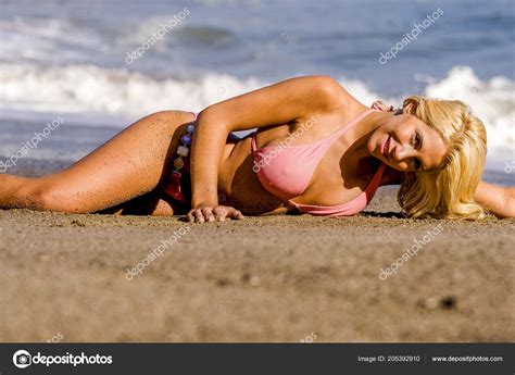 Hermosa Mujer Bikini Rosa Disfruta Playa Malibú California fotografía