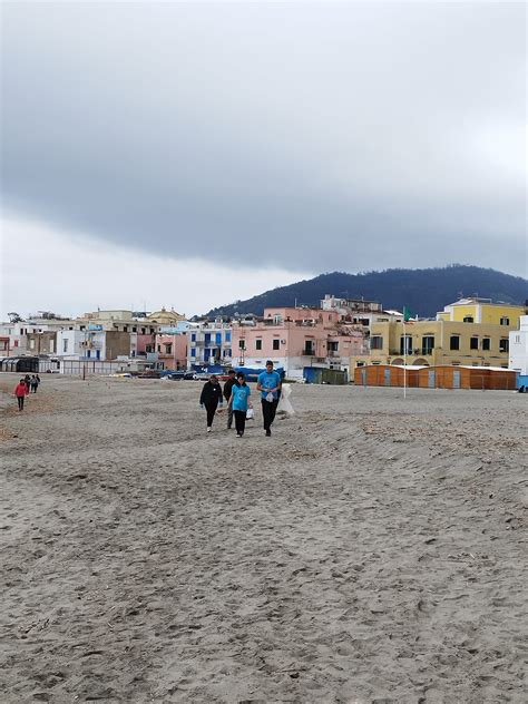 Ambiente Monte Di Procida Gioca A Prendi Sulla Spiaggia Di