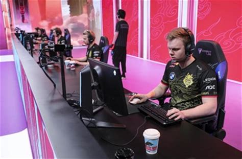 Chinese Esports Teams Vie For Final Place Shine News