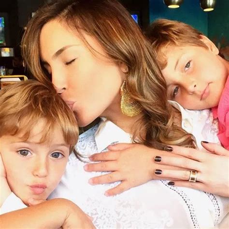 Claudia Leitte Posta Foto Os Filhos E Chama A Aten O De Famosos