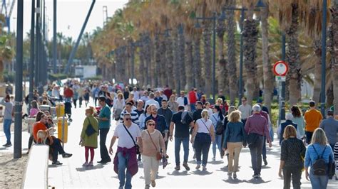 Las Playas Valencianas Llenas Por Las Altas Temperaturas