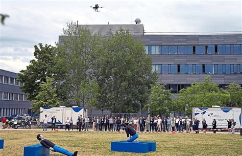 Ki Gesteuerte Drohnen Flugshow Beim Netzwerktreffen An Der Thi