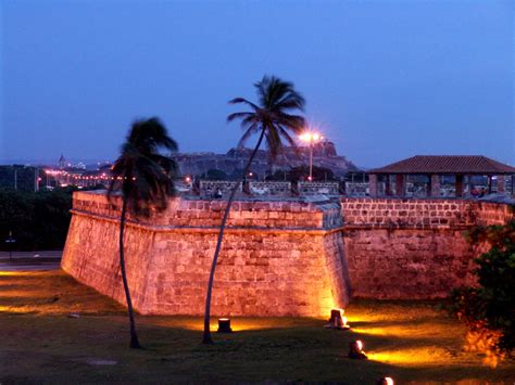 Paseo Por Las Murallas Al Atardecer Holiday Inn Cartagena Morros