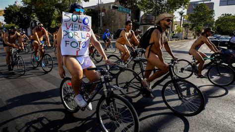 Ahora S Me Ves Ciclistas Se Manifiestan En El World Naked Bike Ride