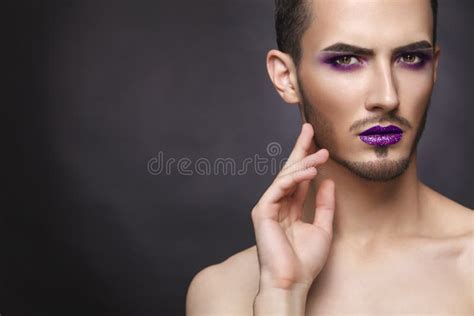 Gay Uomo Abbastanza Sensuale Di Modo Con Trucco E La Barba Di Arte Immagine Stock Immagine Di