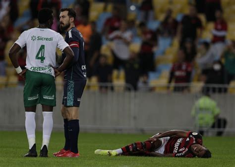 Flamengo Estafe De Bruno Henrique Atribui Lesão Ao Gramado Amador Do