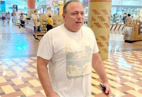 Ex ministro da Saúde Eduardo Pazuello é visto sem máscara em shopping