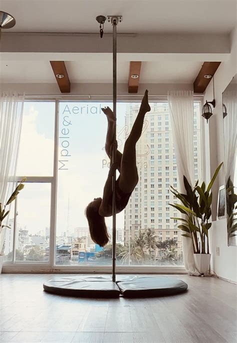 Chị Kính Hồng Vân Hugo mặc bikini khoét hông như Ngọc Trinh múa cột lâm bồn 2 lần dáng vẫn cực bốc