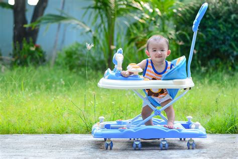 婴儿可以用学步车吗（ 为什么不建议宝宝使用） 幼儿百科 魔术铺