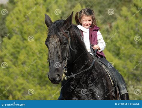 Petite Fille Et Son Cheval Noir Photo Stock Image Du Cheval