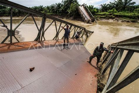 JEMBATAN PENGHUBUNG PUTUS DITERJANG BANJIR ANTARA Foto