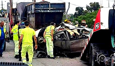 Mortal accidente en la autopista Buenos Aires La Plata se metió debajo