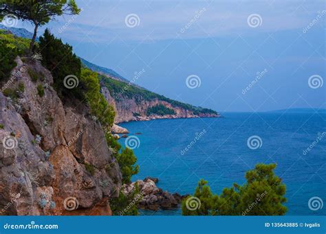 Paisaje Tranquilo Del Mar Que Sorprende Con La Orilla Rocosa Imagen De