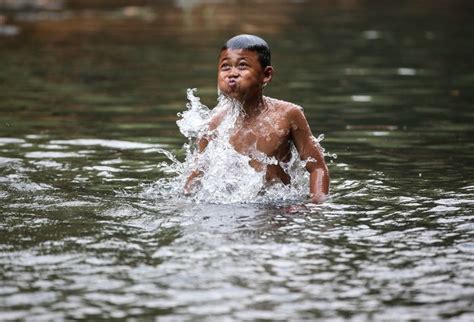 Tak Peduli Air Tercemar Foto Foto Anak Anak Riang Berenang Di Ciliwung