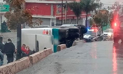 VUELCA CAMIÓN URBANO EN GLORIETA DE SAN JUAN BOSCO Último Minuto