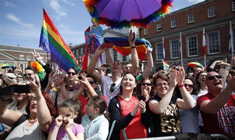 Irlanda se torna o primeiro país do mundo a legalizar o casamento gay através do voto popular