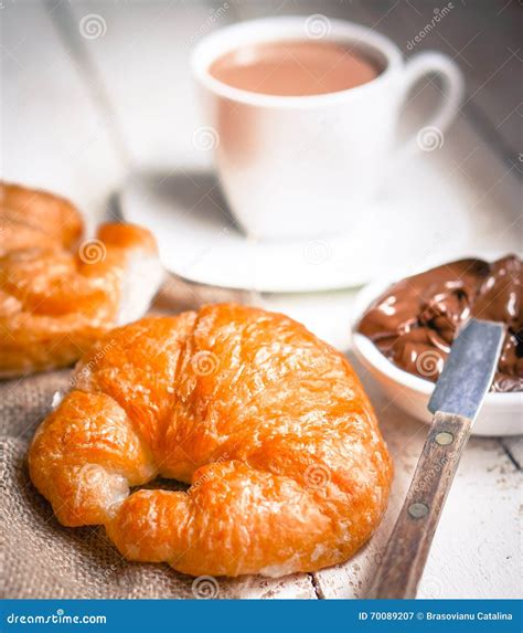 De Verse Gebakken Croissants Met Chocoladeroom En Hete Cacao Streven Na