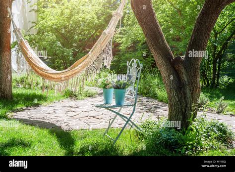 Jardin d'été avec de hamac pour la détente. Temps paresseux, siesta ...