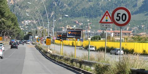 Palermo Il Mistero Dei Cartelli In Viale Regione Il Limite Dei 50