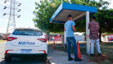 Ponto De Nibus Coberto Instalado Ap S Reportagem Mostrar Perrengue