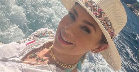 Aracely Ar Mbula Adoptar A A Su Perrito De Entre Los Perros