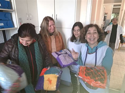 Entrega De Mantas En El Hospital Pedro Elizalde Por Parte De Lxs