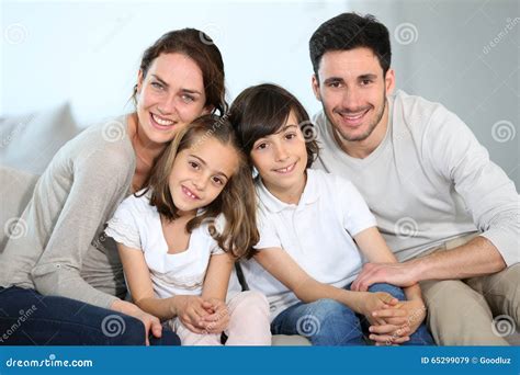 Lycklig Familj Med Barn Som Sitter På Soffan Fotografering för