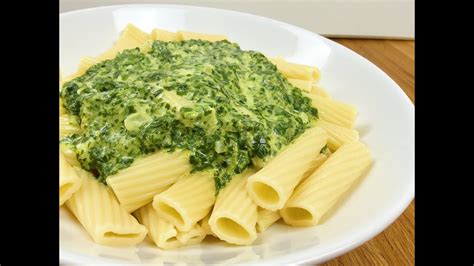 Schnelle Nudeln mit Spinat Käse Sauce Pasta mit Spinatsauce