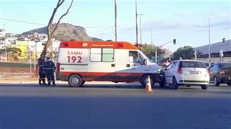 Ambulância Do Samu E Carro Batem Em Cruzamento De Vitória Espírito