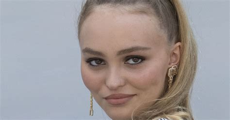 Lily Rose Depp crop top noir et ventre à l air la fille de Vanessa