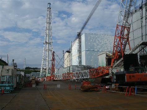 東京電力ホールディングス 写真・動画集｜ 福島第一原子力発電所 3号機原子炉建屋 遠隔操作式大型クレーン先端ジブマスト・主マスト伏せ作業について