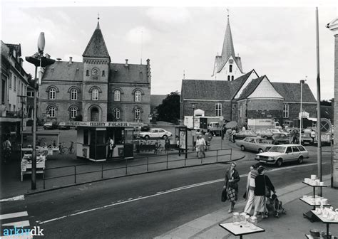 Arkiv Dk Torvet Varde Mennesker Og Biler P Torvet