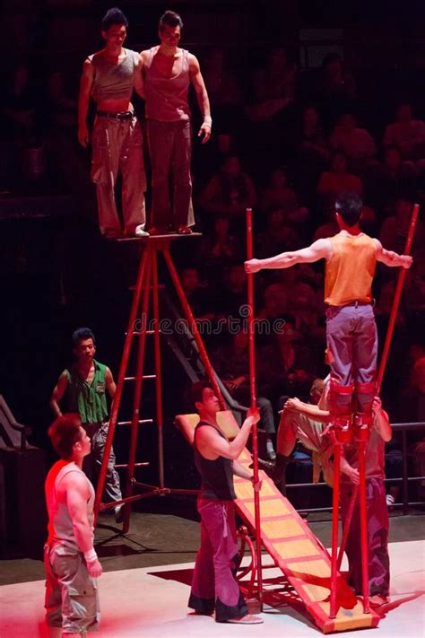 Un Grupo De Acróbatas Que Se Realizan En Un Circo Fotografía editorial