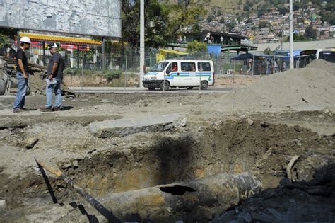 Tubula O Se Rompe E Alaga Avenida No Rio Um Dia Ap S Acidente