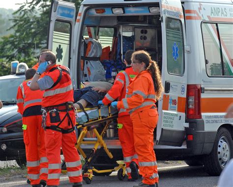 Auto Sbanda In Via Del Bosco E Travolge Unanziana Sul Marciapiede