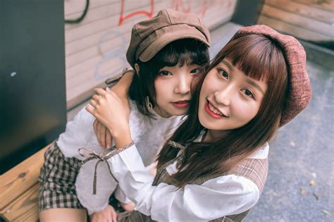 Laetitia Casta Blake Lively Brown Haired Blonde Girl Two Hug Hands Glance HD Wallpaper