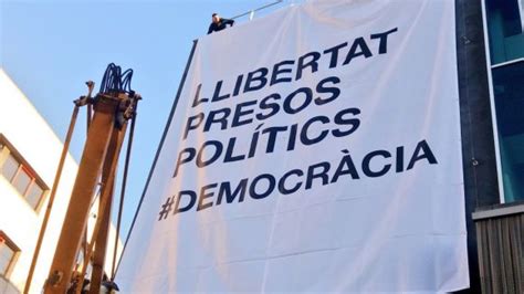 Not Cies L Ajuntament Penja De Nou La Pancarta Llibertat Presos