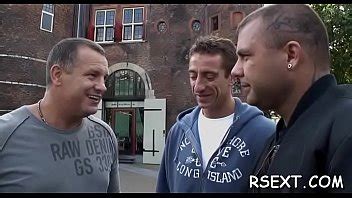 Puta con curvas con las tetas más grandes da la cabeza y folla salvajemente XVIDEOS