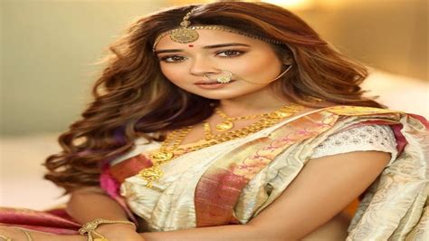 Bigg Boss 16 Contestant Tina Datta Look Bold And Beautiful In Her Saree