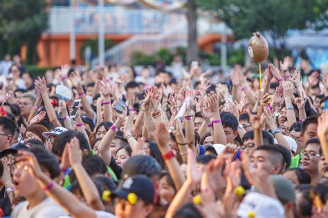 A Crowd Waving His Hands Picture And HD Photos | Free Download On Lovepik