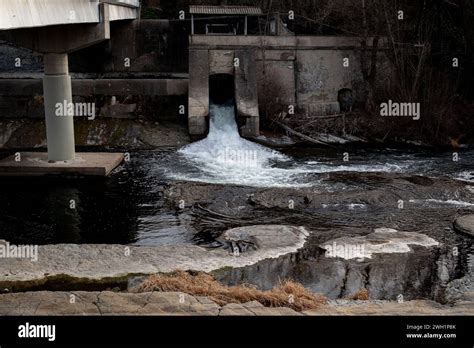 Il Letto Semisecco Del Fiume Ter Mentre Passa Da Montesquiu Provincia