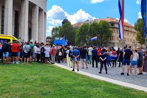 Maloljetnik S Molotovljevim Koktelima Je Lan Grupe Od Ak Radikala N