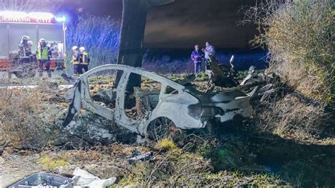 Tödlicher Unfall Bei Pulheim Nrw Tesla In Zwei Hälften Geteilt Und