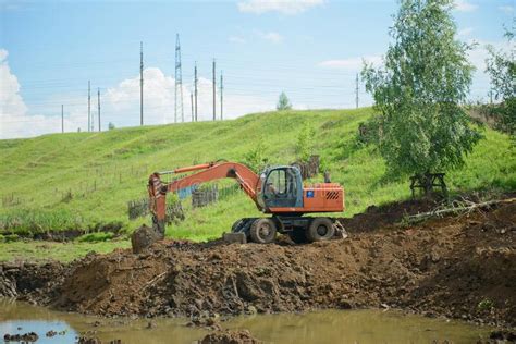 Equipamento De Constru O Um Caminh O De Aterro Uma Escavadora E Um