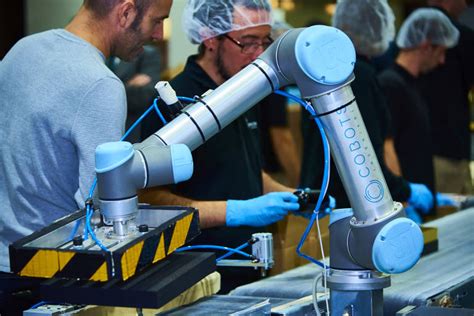 Cobots desde Petrer fabrica torres de desinfección con luz