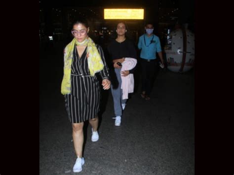 Kajol And Nysa Devgan In Colour Co-ordinated Outfits At Airport - Boldsky.com