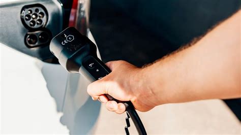 Cuánto se ahorra cargando un coche eléctrico comparado con repostar uno